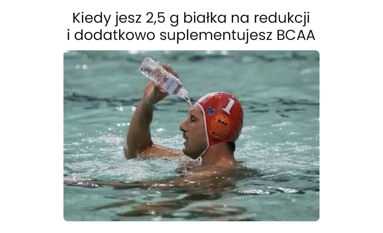 Mężczyzna polewający się wodą w basenie