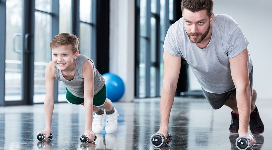 Ojciec z dzieckiem wykonujący ćwiczenia