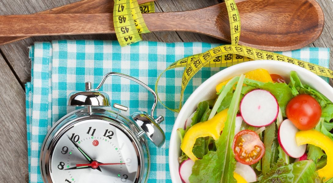 Jedzenie i zegarek na stole