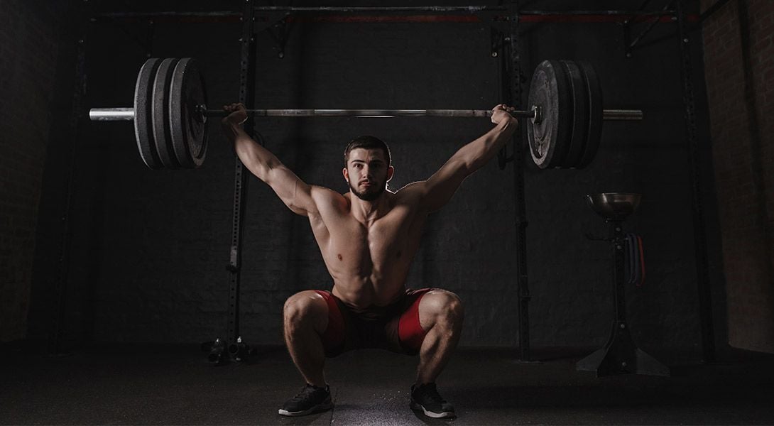 Mężczyzna robiący wagę na zawody