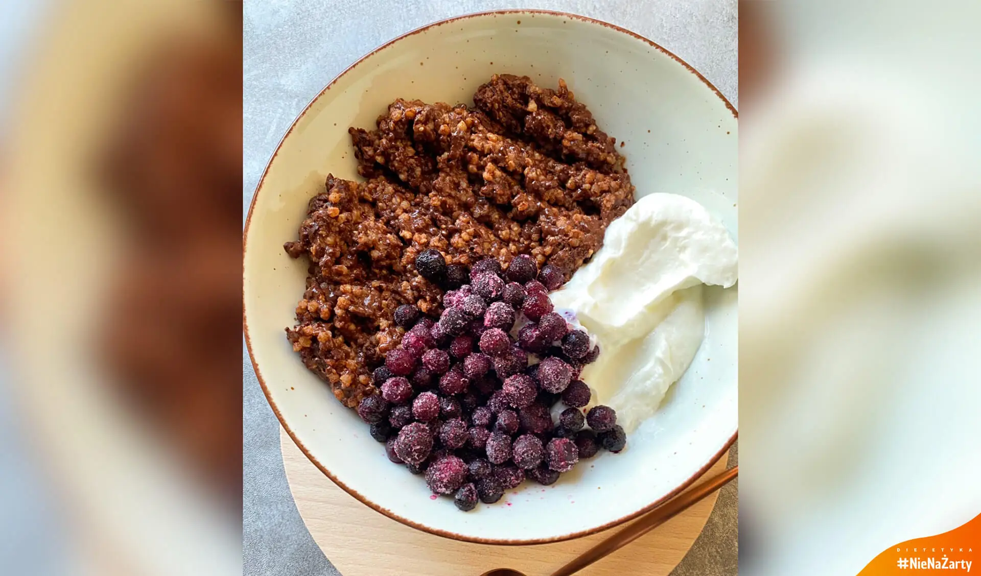 Kakaowa kasza jaglana z jagodami i nasionami chia