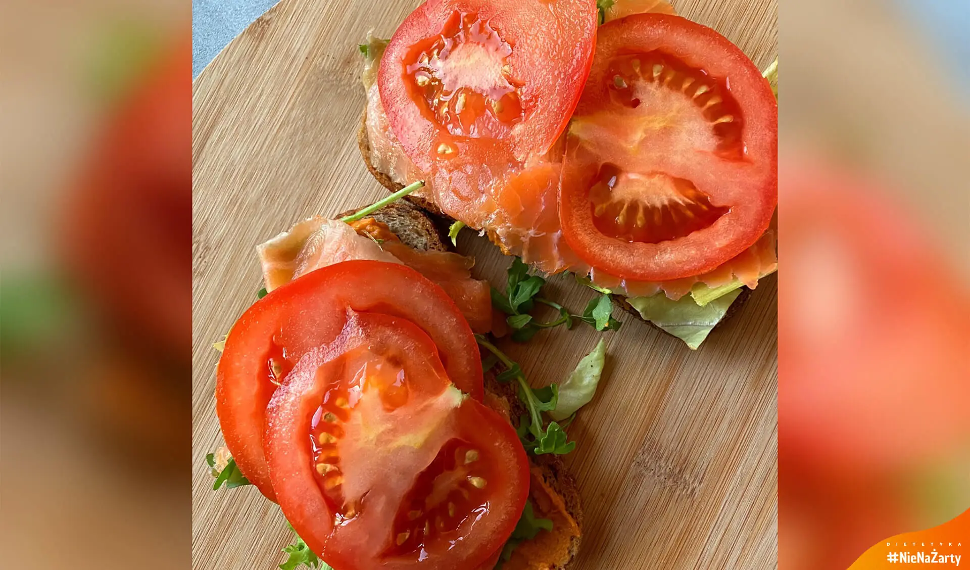 Kanapki z hummusem i łososiem