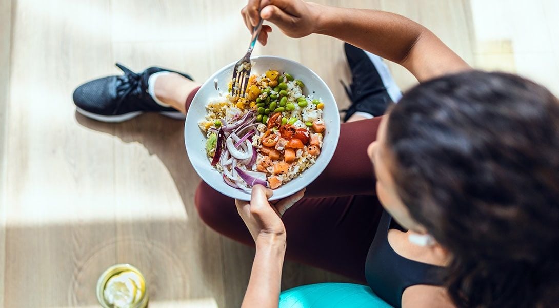 Kobieta jedząca posiłek po treningu