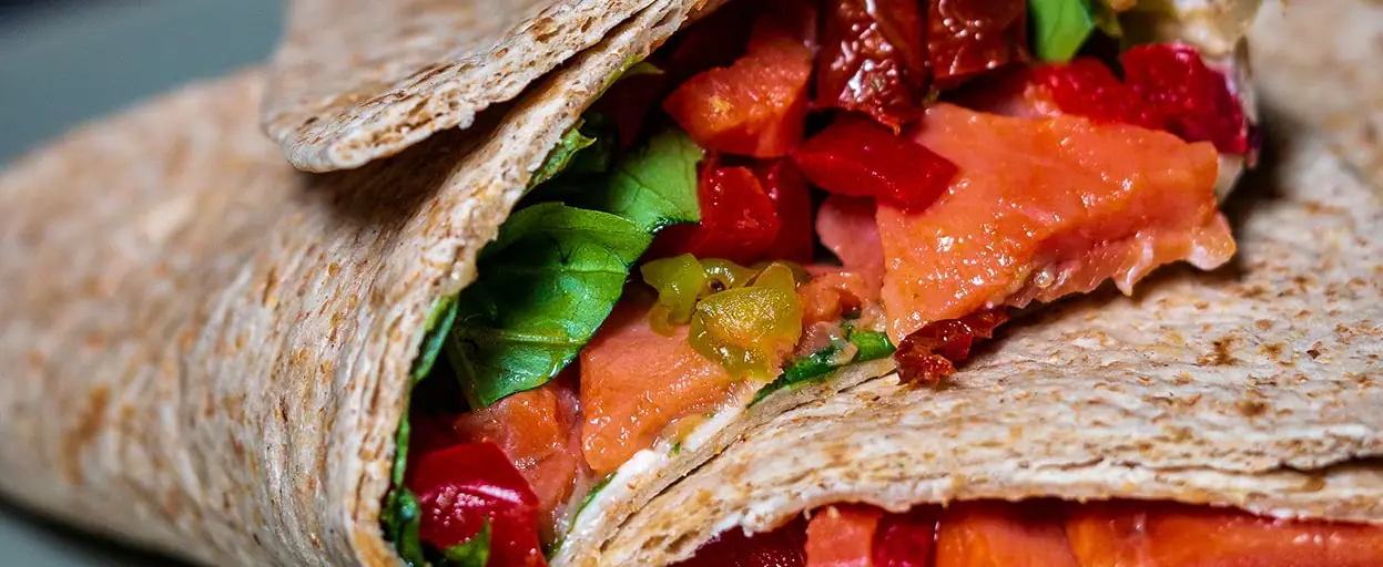 Tortilla z łososiem wędzonym i serkiem kanapkowym