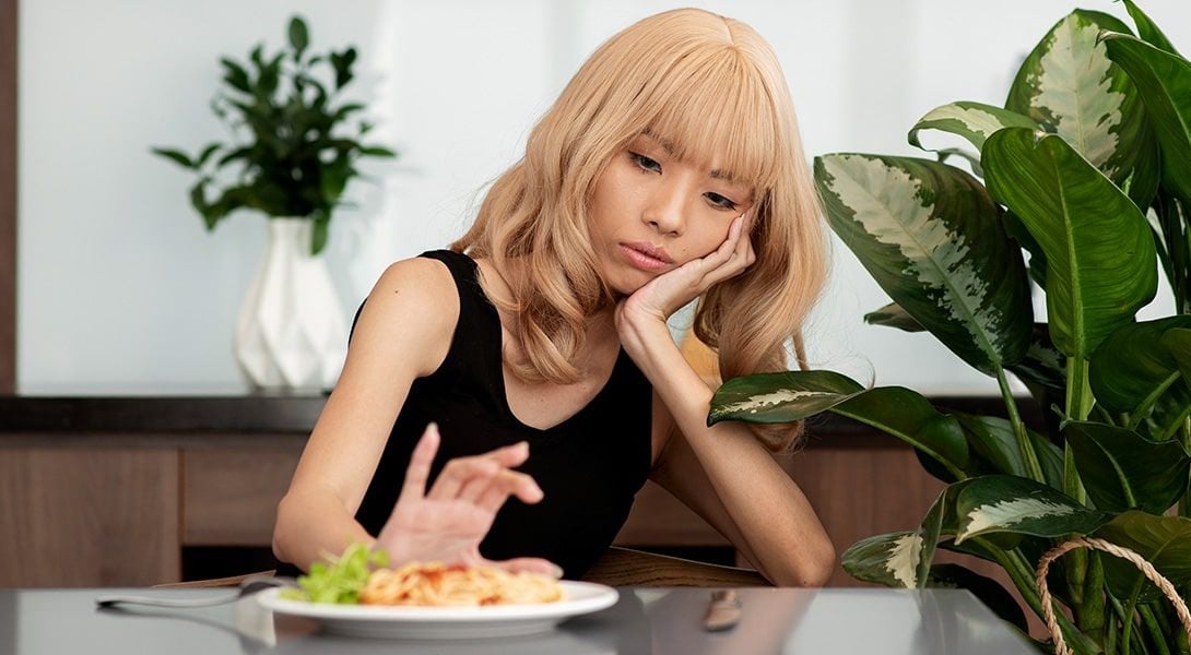 Kobieta odpychająca talerz