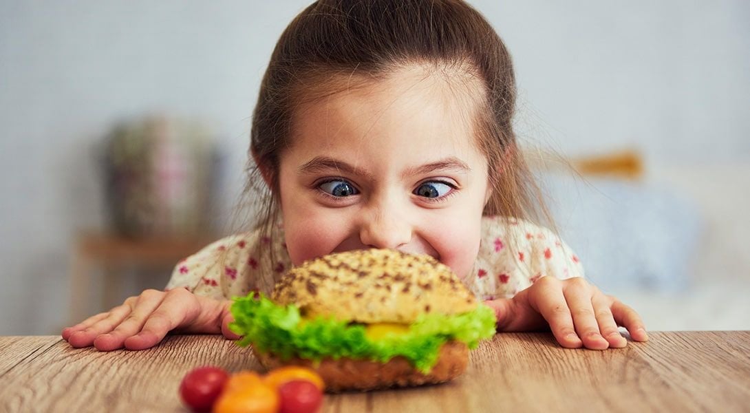 Dziewczynka patrząca na kanapkę