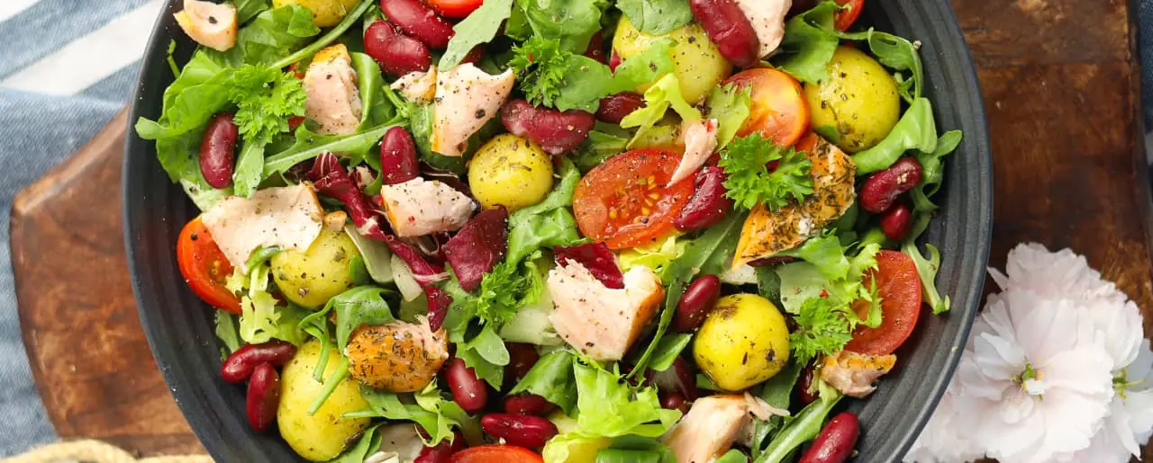 Sałatka z łososiem, ziemniaczkami i fasolą bogata w witaminę c