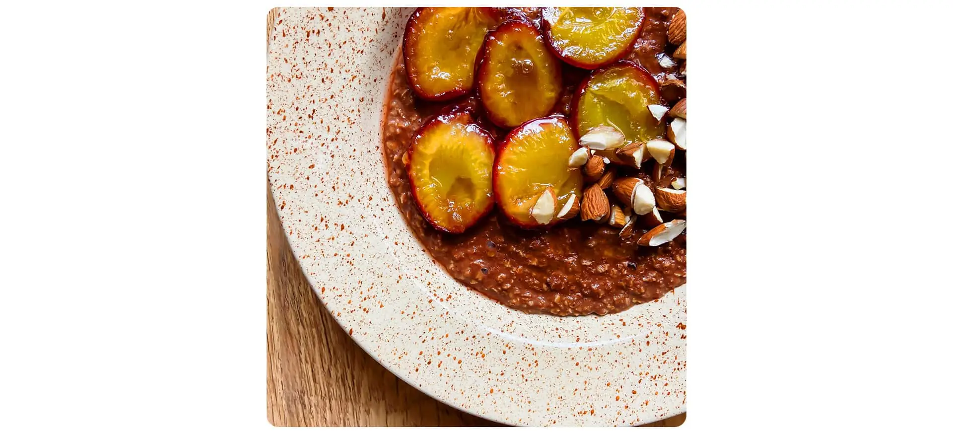 Kakaowa owsianka ze śliwkami i migdałami