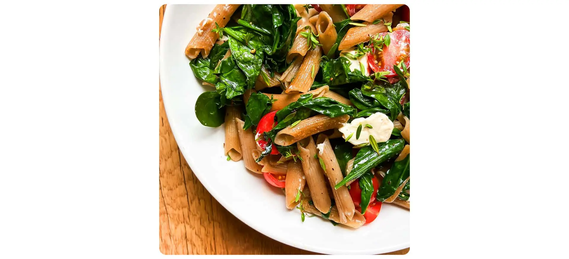 Makaron pełnoziarnisty ze szpinakiem i fetą