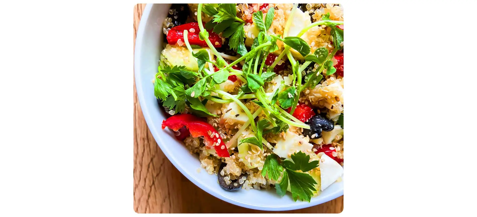 Sałatka z komosą, mozzarellą i warzywami