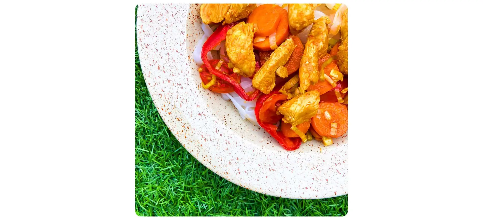 Makaron ryżowy z kurczakiem curry