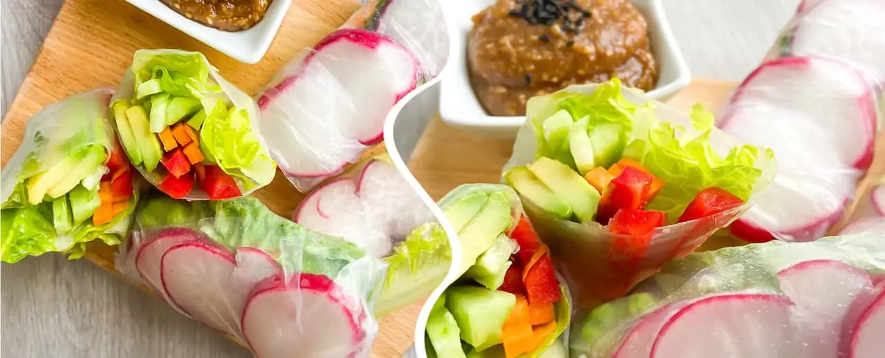 Spring rollsy z tofu z sosem orzechowym