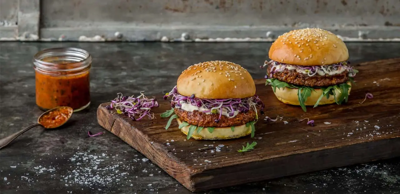 Burger z larw mącznika