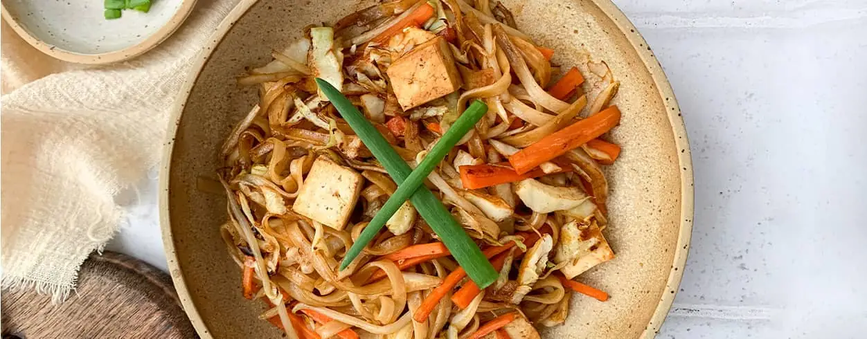 Makaron ryżowy po azjatycku z tofu