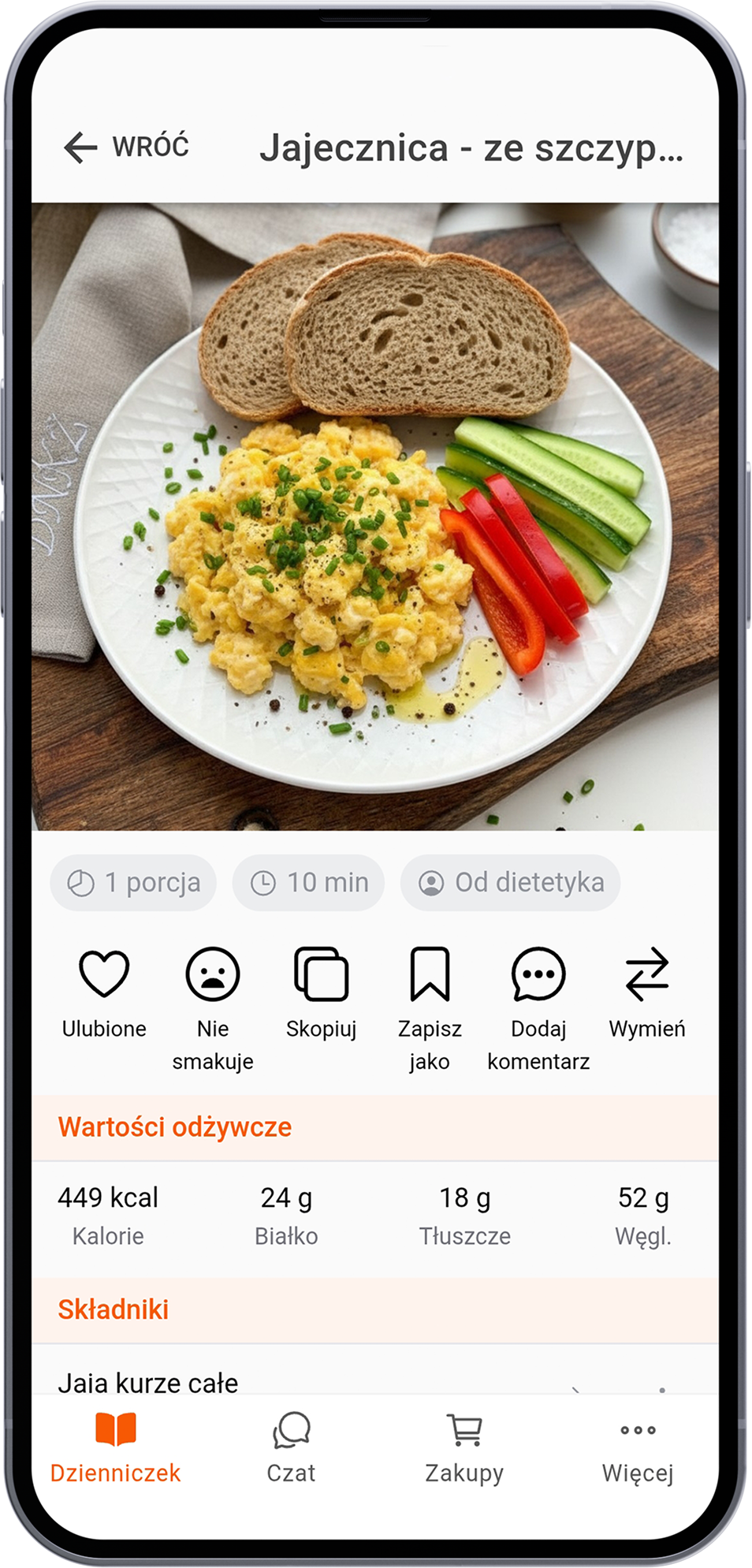 Jajecznica ze szczypiorkiem, pieczywem i warzywami