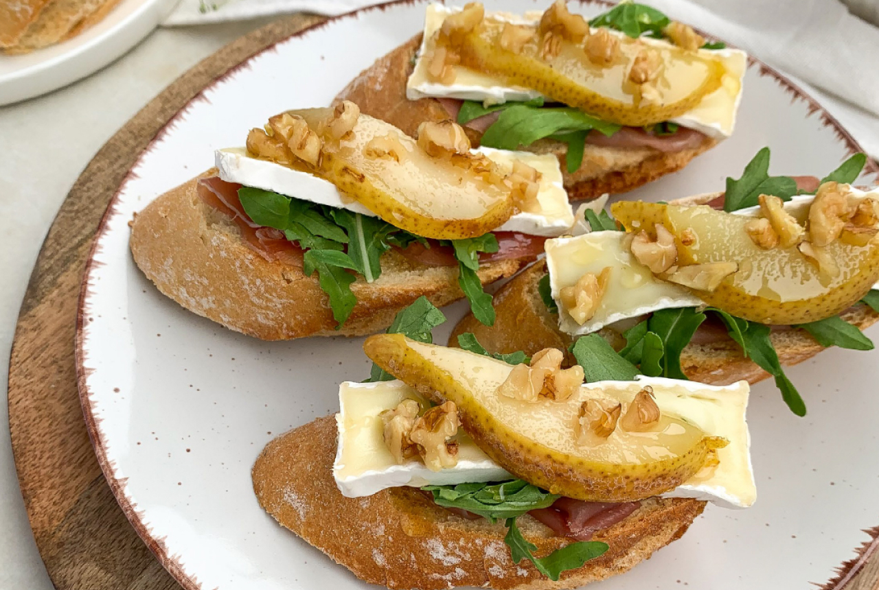 Bagietka z szynką parmeńską, camembertem i gruszką
