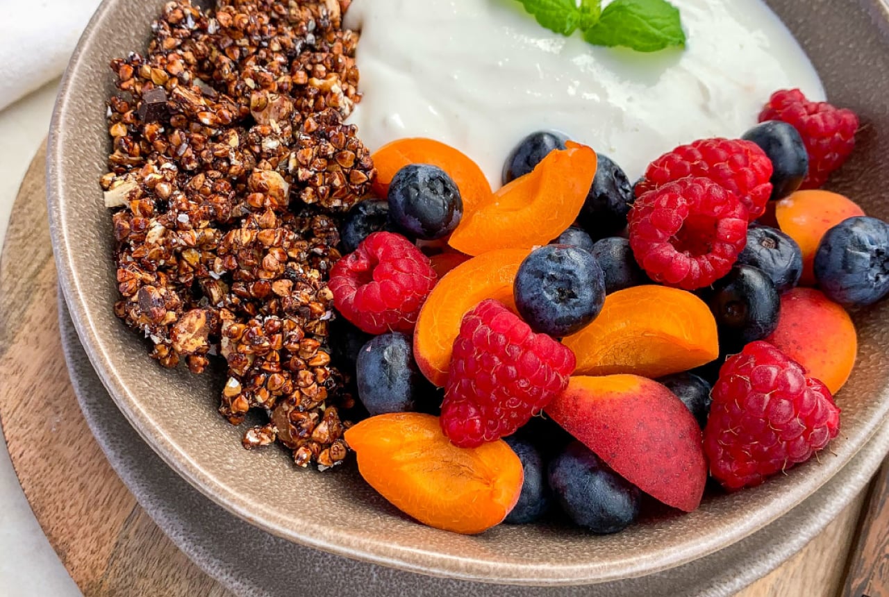 Granola z kaszy gryczanej ze śmietankowym kremem