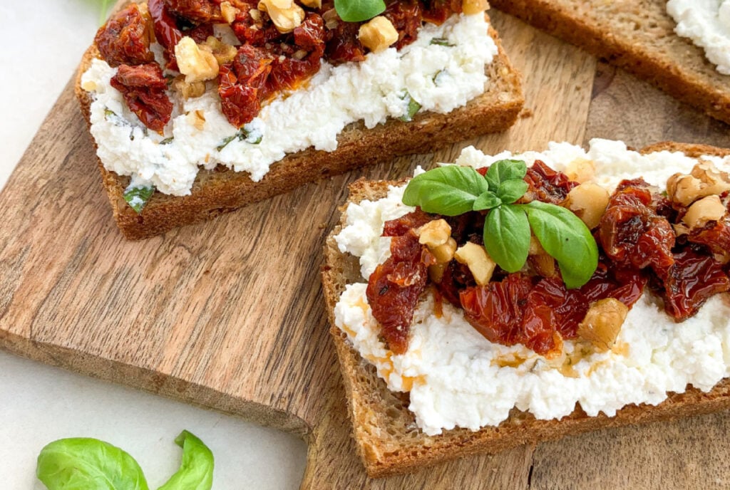 grzanki z twarożkiem pomidorowym