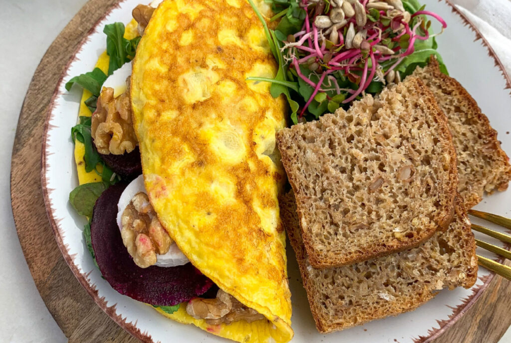 omlet z serem kozim