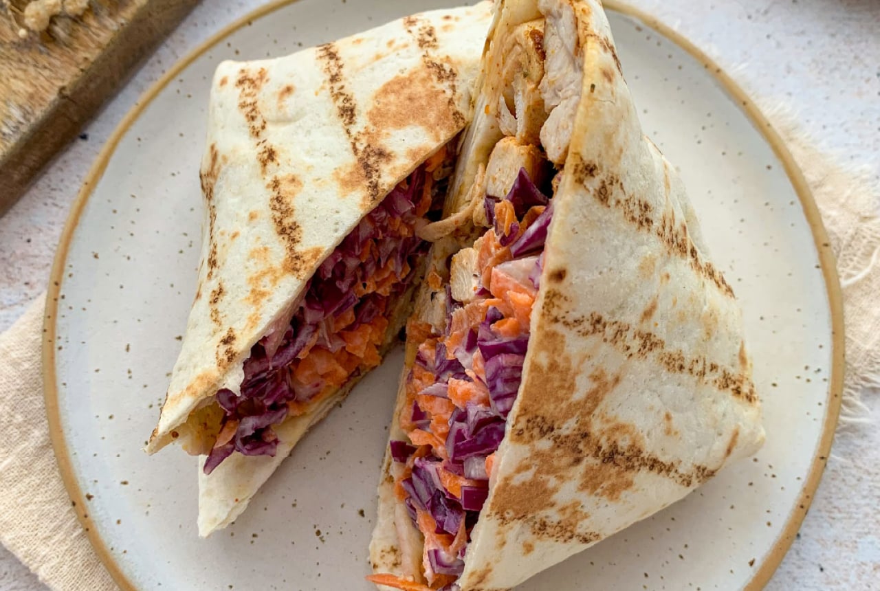 Tortilla z kurczakiem gyros i surówką
