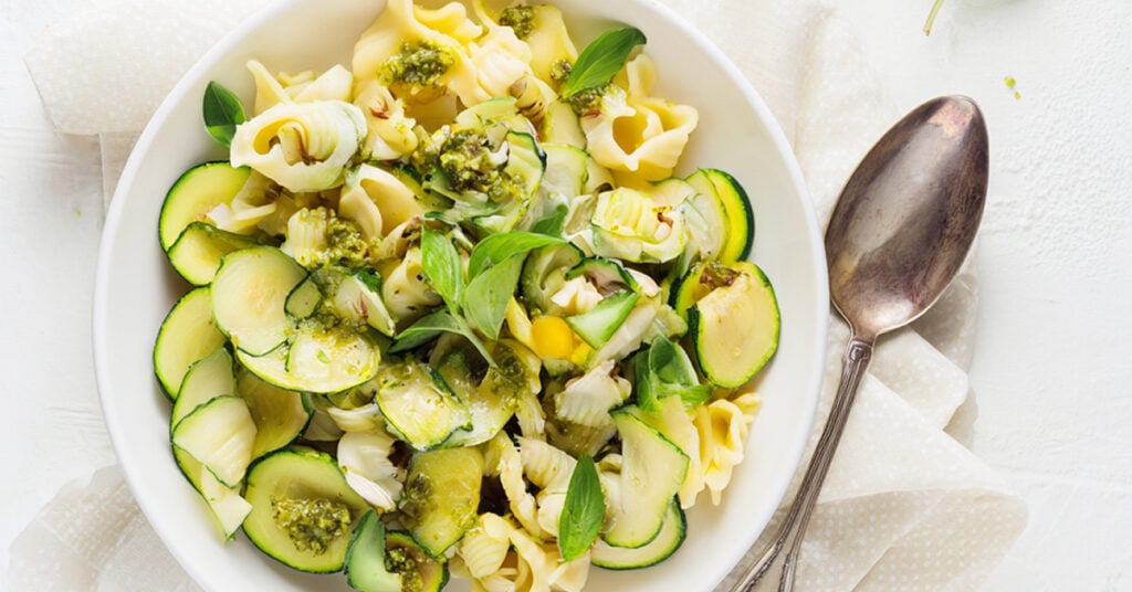 makaron z cukinią i sosem pesto