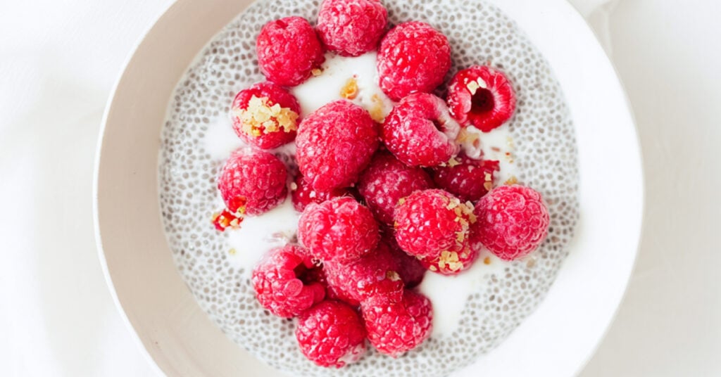 Pudding chia z malinami i jogurtem