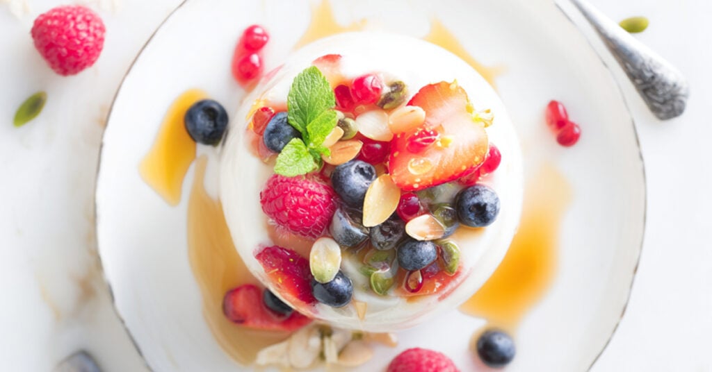 deser jogurtowy z owocami