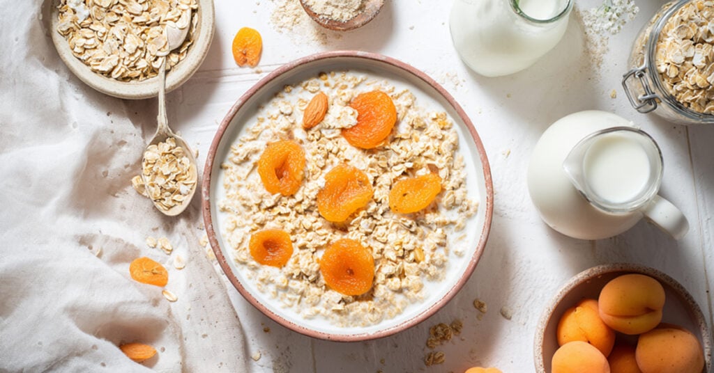 Owsianka z suszonymi morelami