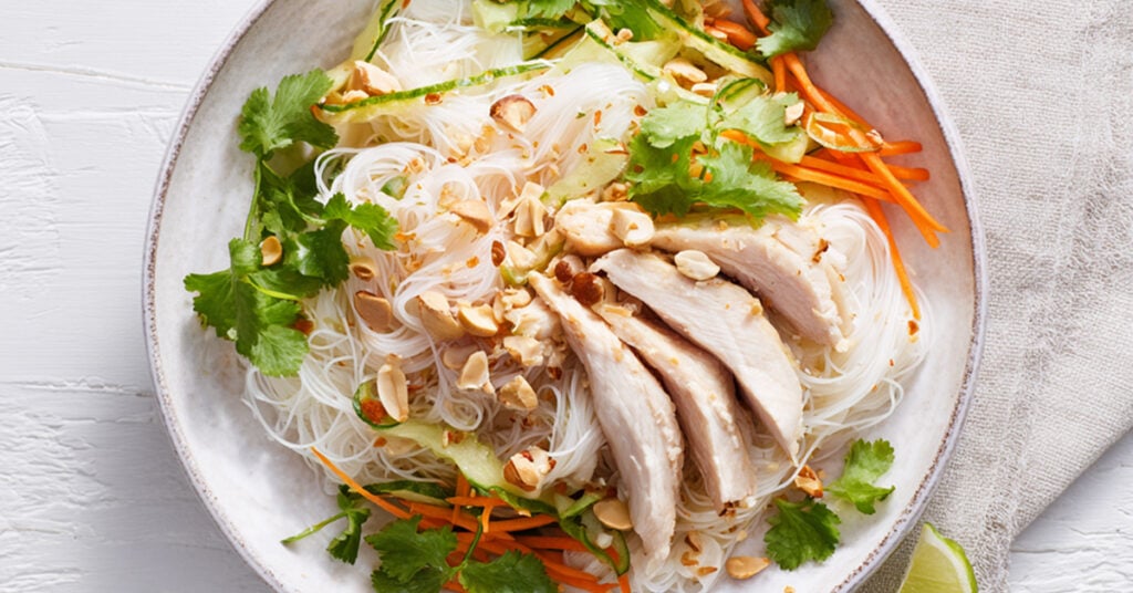 sałatka z makaronem ryżowym