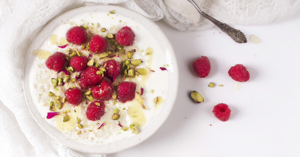 Pistacjowa owsianka z malinami