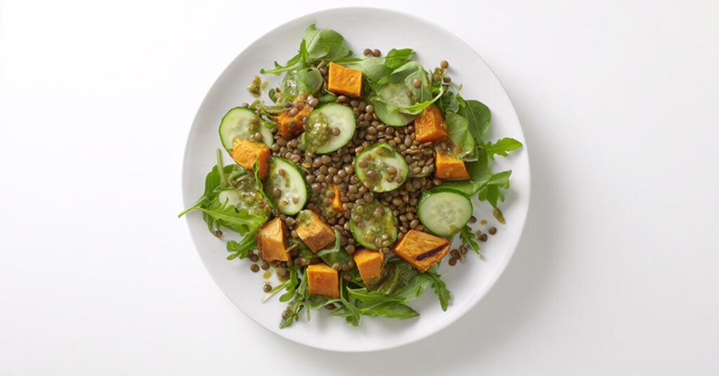 Sałatka z soczewicą i batatami