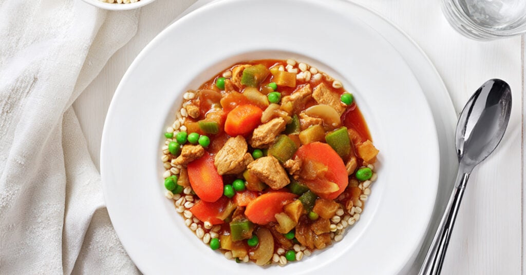 Gulasz z indyka z warzywami i kaszą pęczak