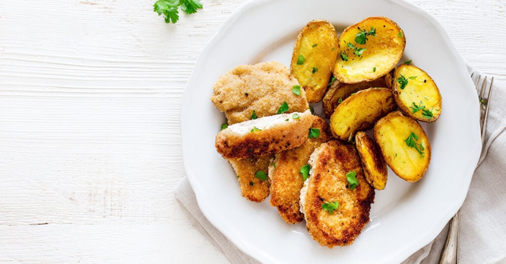 Kotlety z kurczaka z pieczonymi ziemniakami