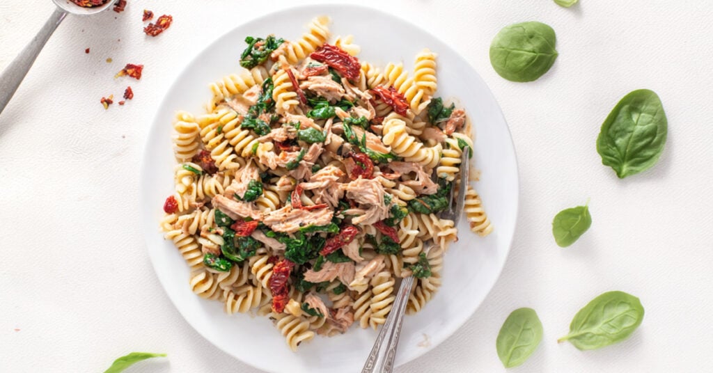 Makaron z indykiem, szpinakiem i pomidorami
