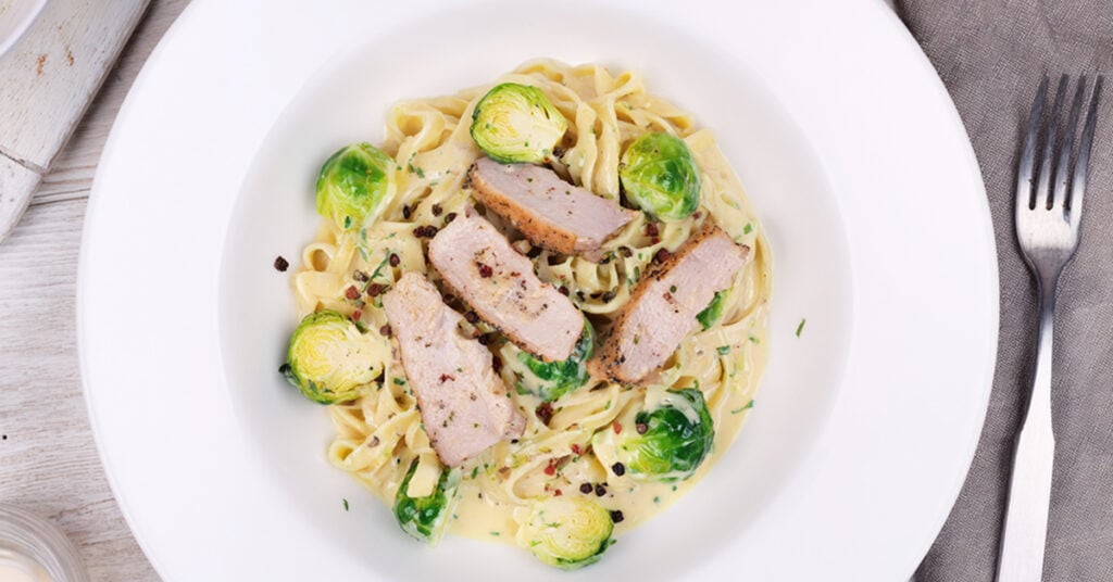 Makaron z sosem śmietanowym