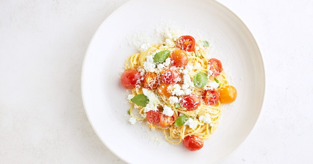 Makaron z sosem z serka wiejskiego