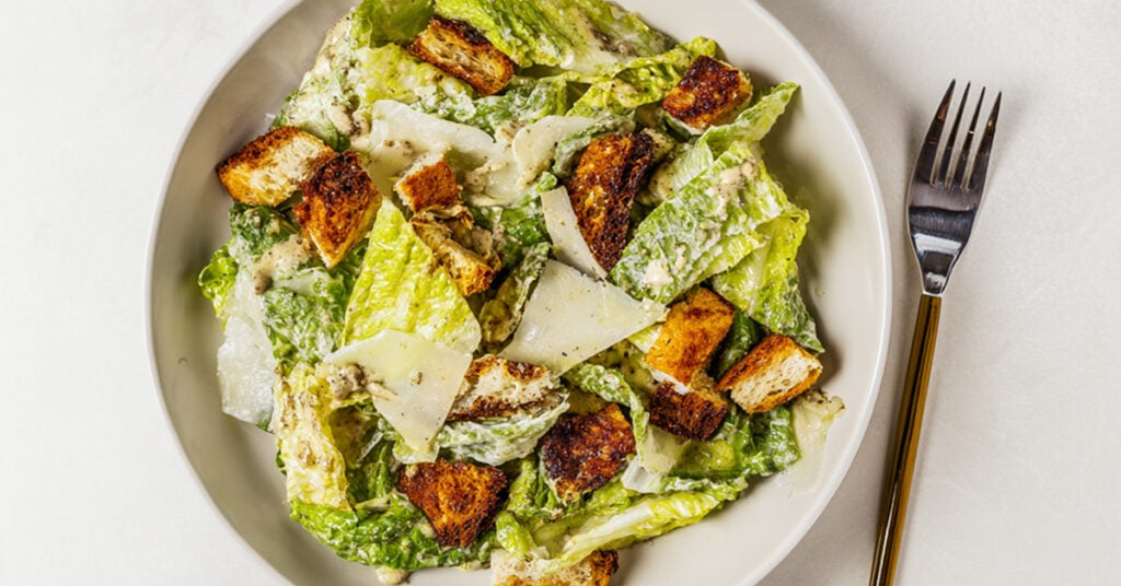 Wegańska sałatka Cezar