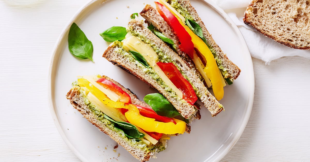 Kanapki z pesto, żółtym serem i papryką