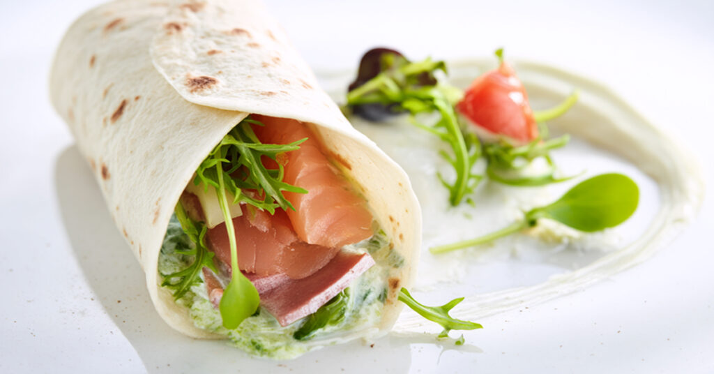 Wrap z wędzonym pstrągiem