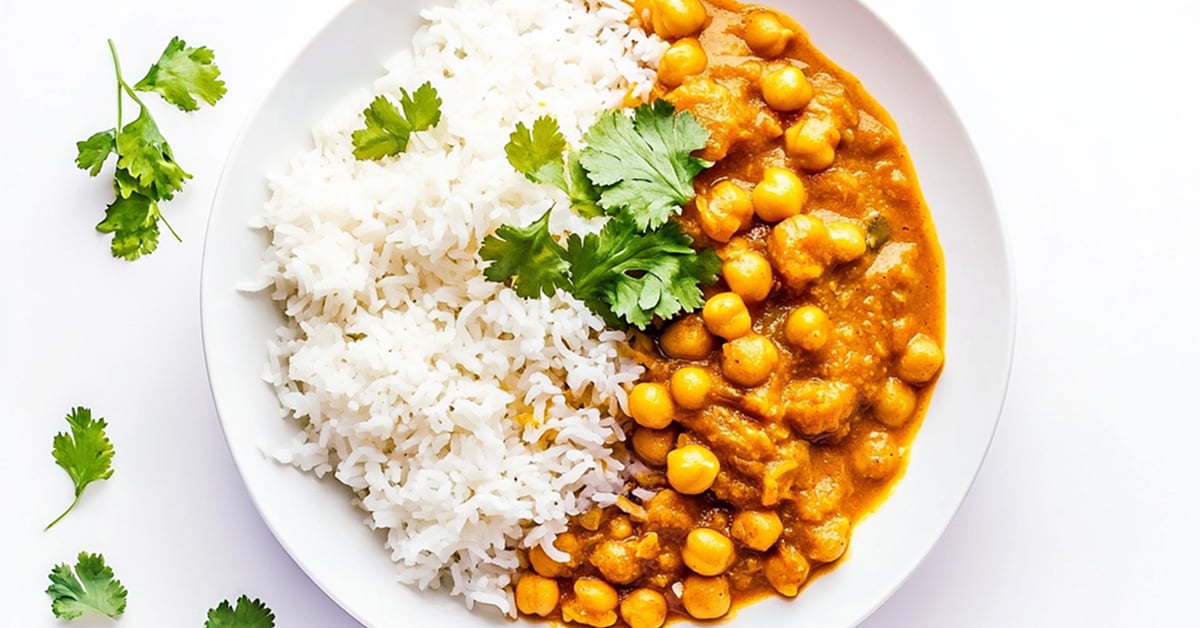 Curry z ciecierzycą podane z ryżem
