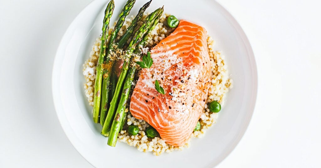 Łosoś ze szparagami i kaszą bulgur