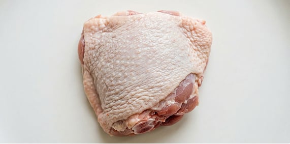 Mięso z podudzia indyka ze skórą