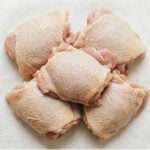 Mięso z ud kurczaka ze skórą