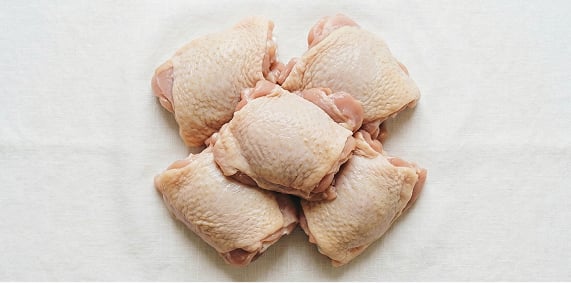 Mięso z ud kurczaka ze skórą