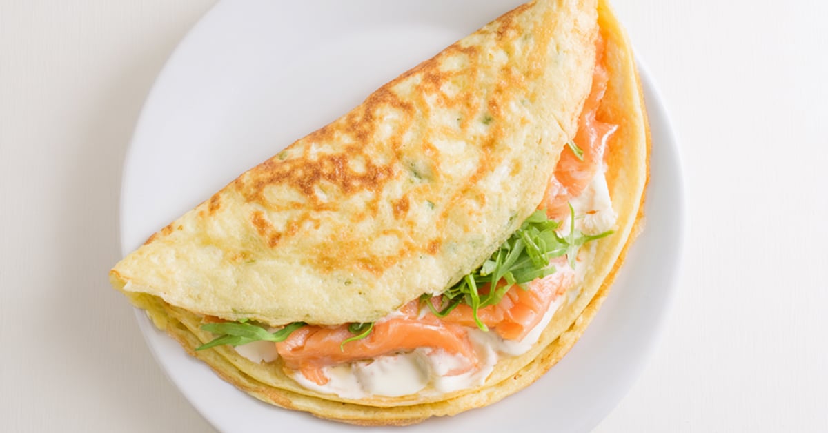 Omlet w połowie tortilli low carb z łososiem i serkiem śmietankowym