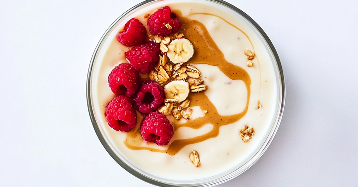 Pudding z tapioki ze skyrem, bananem, masłem orzechowym i malinami