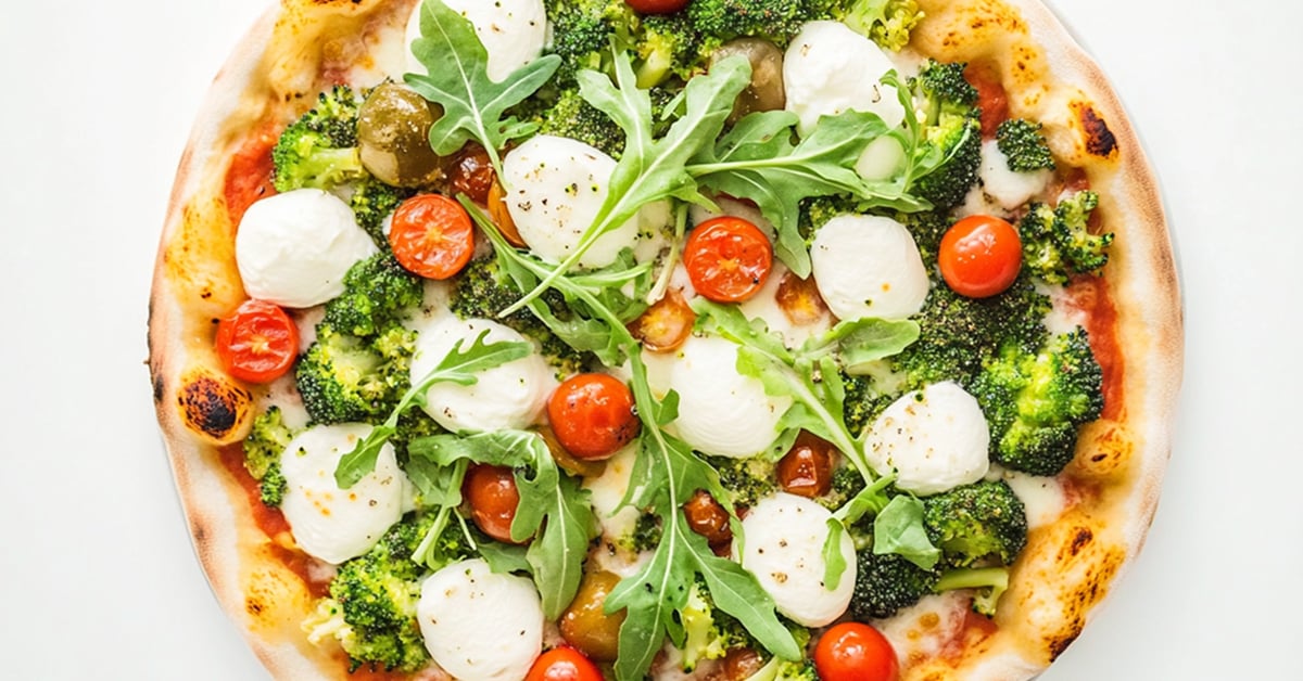Pizza z brokuła z mozzarellą, pomidorkami i rukolą