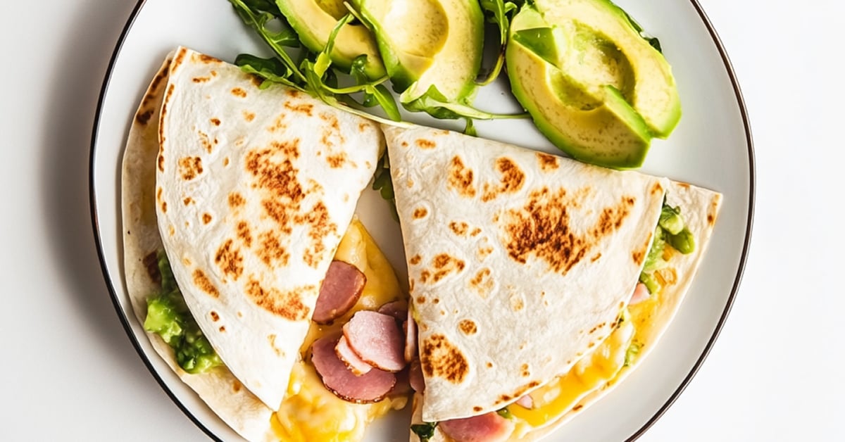 Quesadilla śniadaniowa z szynką, serem, awokado i warzywami w tortilli