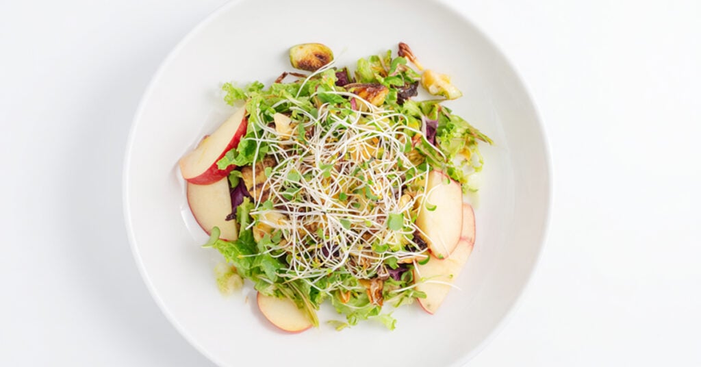 Sałatka z surowej brukselki