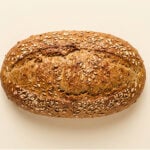 Chleb pszenny z ziarnem pszenicy